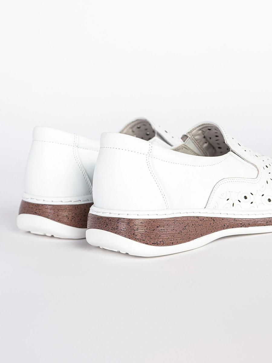Туфли белого цвета с узорной перфорацией 
